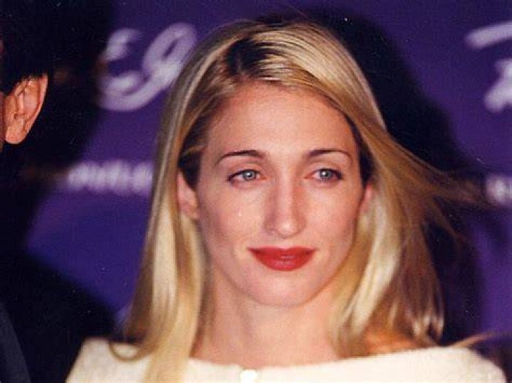 Carolyn Bessett... Biography