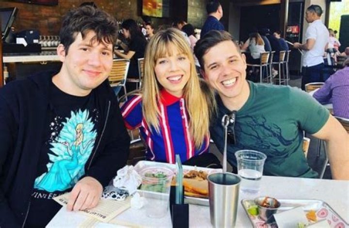 Jennette McCurdy siblings: Dustin McCurdy, Marcus McCurdy, Scott McCurdy 1 Jennette McCurdy siblings Dustin McCurdy Marcus McCurdy Scott McCurdy
