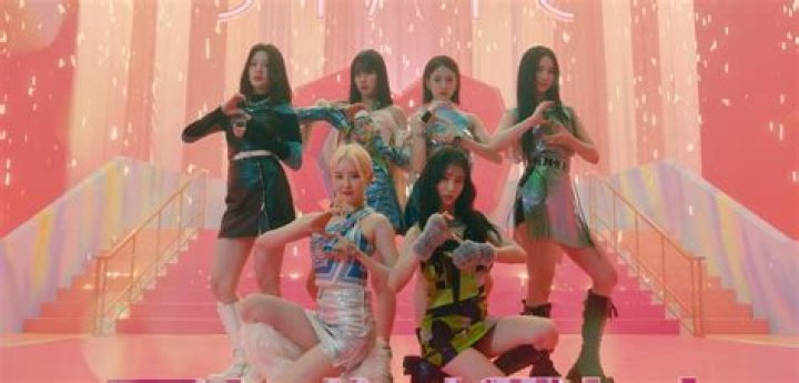 STAYC K-pop RUN2U MV
